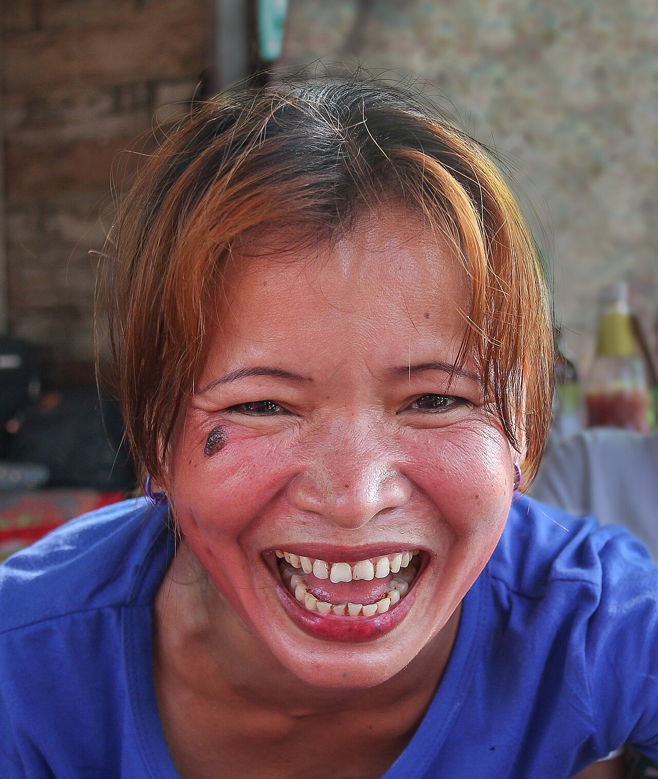 Retrato de una mujer riendo abiertamente